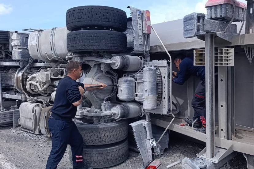 Van’da tır devrildi: 1 yaralı