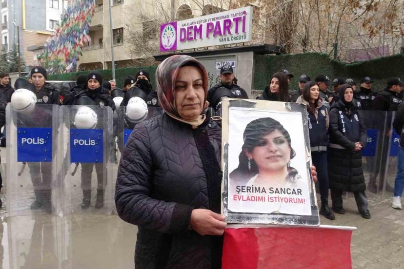 Vanlı Anne: "Bu bayrak için ölün"