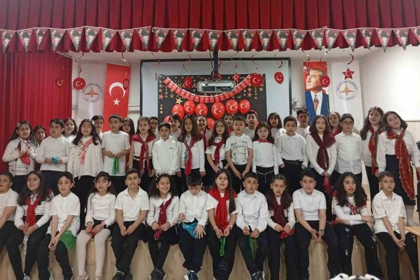 Vanlı miniklerden yürekleri ısıtan etkinlik: Konser gelirini Mehmetçik Vakfı’na bağışladılar