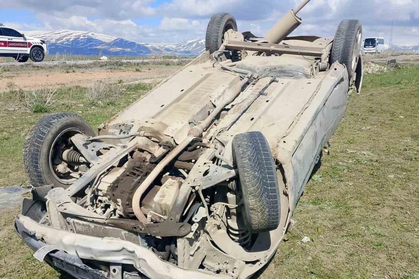 Çaldıran’da otomobil takla attı: 2 yaralı