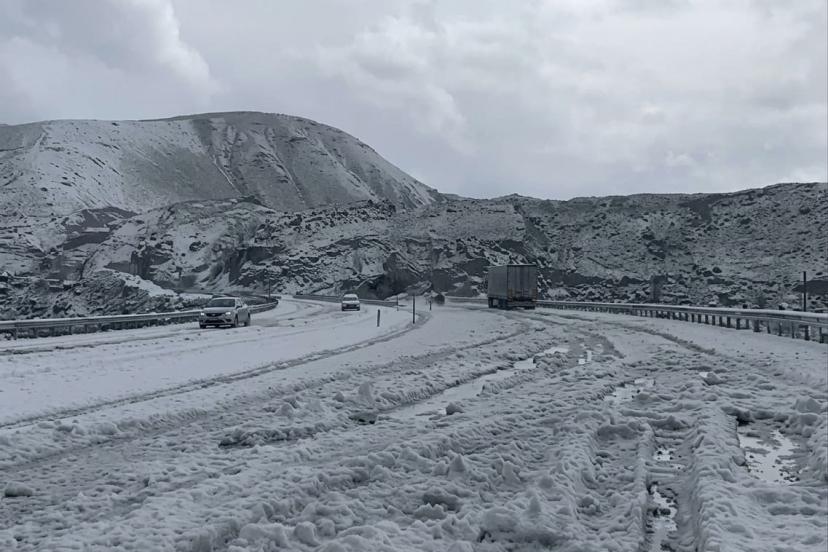Tendürek Geçidi’nde dolu yağışı kışı aratmadı