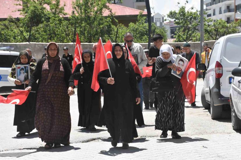 Vanlı annelerin evlat nöbeti devam ediyor