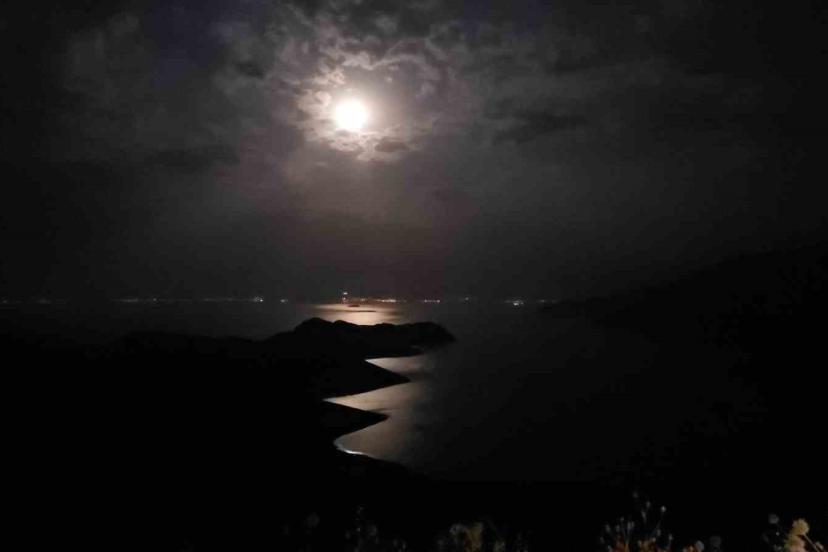 Bulutların arasından yükselen Geyik Dolunayı, Van Gölü ve Saint Thomas Kilisesi ile buluştu