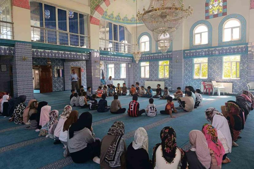 Edremit Şehitlik Camii’nde Yaz Kur’an Kursu öğrencilerine ‘Hazret-i Peygamber’ semineri
