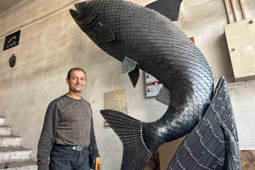 İranlı sanatçı atık metalden inci kefali tasarladı