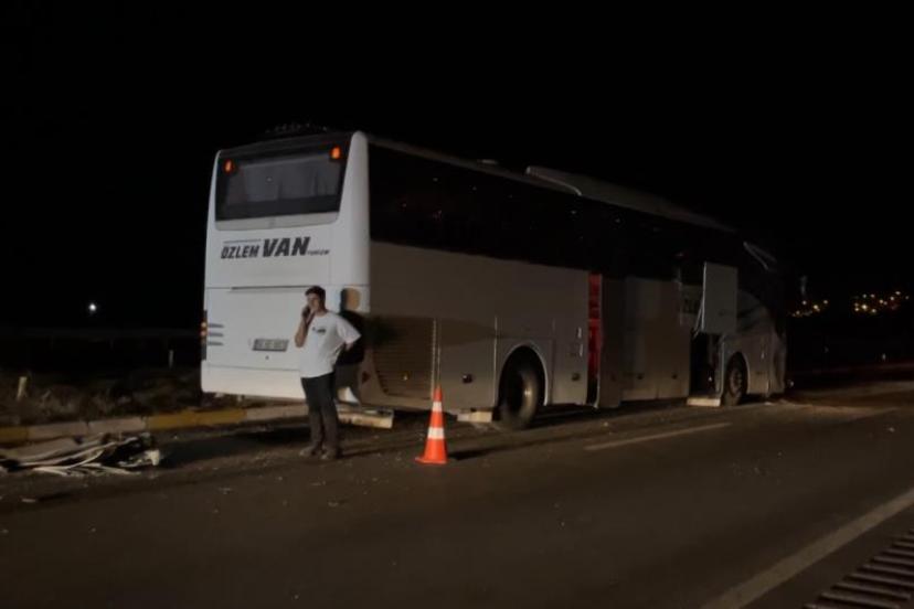 Van yolcu otobüsü otomobil ile çarpıştı: 2 yaralı