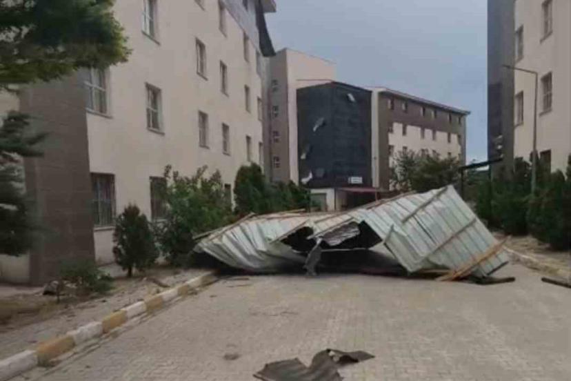 Van’da fırtına çatıları uçurdu