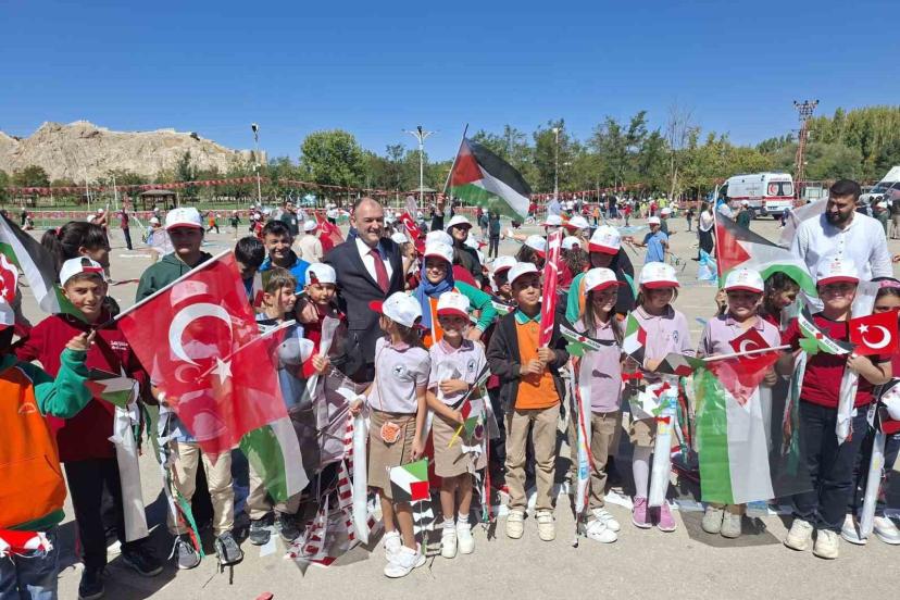 Gazzeli çocuklar için uçurtmalar gökyüzüyle buluştu