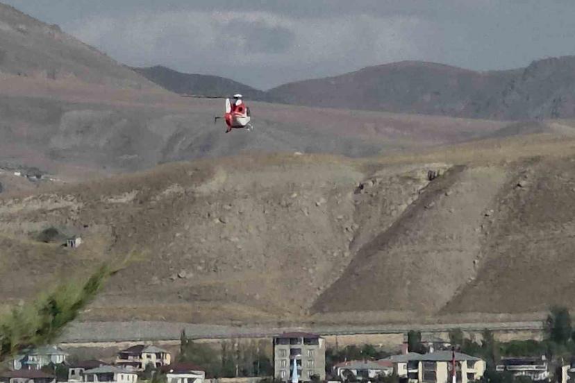 Sarılık hastası bebek ambulans helikopter ile Van’a getirildi
