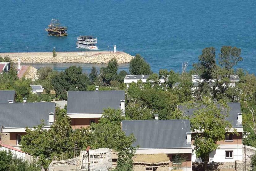 Van Gölü çevresinde yatay mimari çağrısı