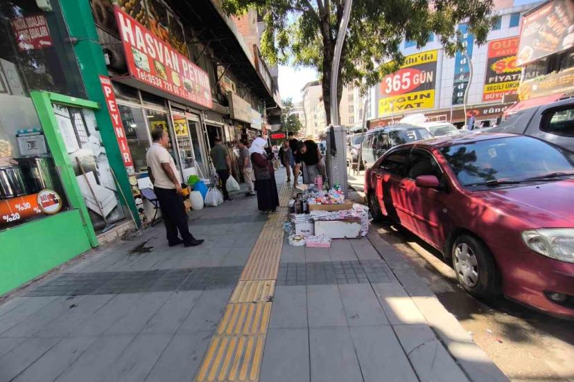 Van’da kaldırımlar işgal altında: Yayalar yola indi, turistler ve esnaf tepkili