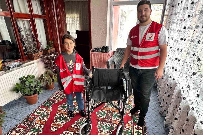 Kızılay’dan ihtiyaç sahibi vatandaşa tekerlekli sandalye desteği