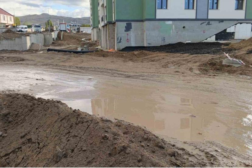 Van’da öğrencilerin okul yolunda çamur çilesi
