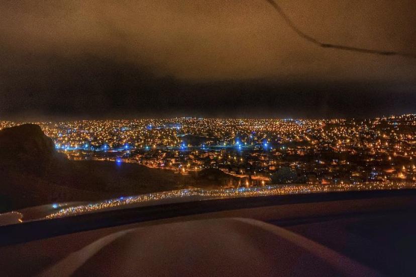 Gökyüzü ve Şehir Işıkları Arasında Bir Kontrast VAN