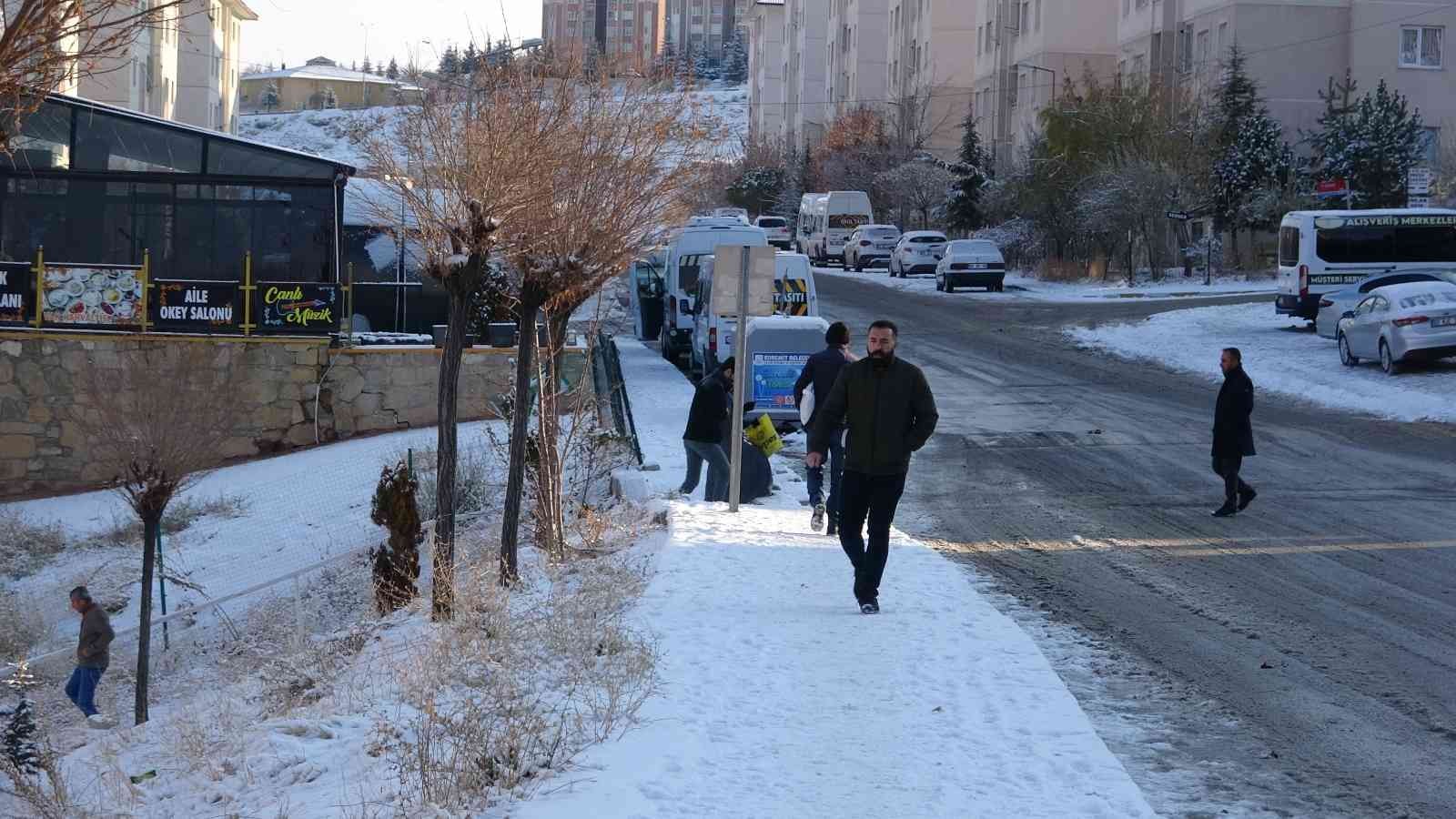 Van kar yağışıyla beyaza büründü