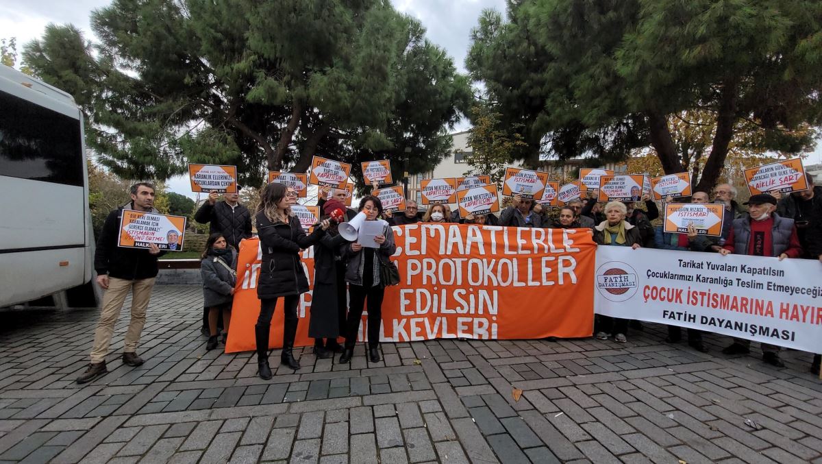 Halkevleri'nden İstanbul Milli Eğitim Müdürlüğü önünde protesto: Tarikat ve cemaatlerle imzalanan bütün protokoller iptal edilmelidir!