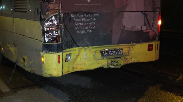 Önce bariyerlere ardından halk otobüsüne çarptı! İkiye bölünen aracın sürücüsü korkunç kazada hayatını kaybetti