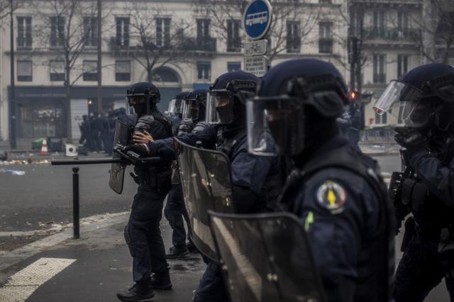 Fransa'dan Paris'teki protestoları daha da körükleyecek karar: Saldırganın gözaltı kararı kaldırıldı