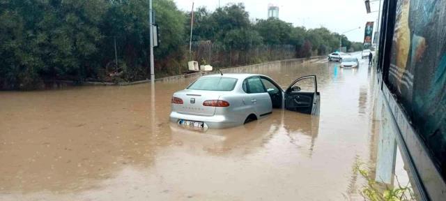 İzmir'de sağanak yağış hayatı felç etti! İş yerlerini su bastı, araçlar yolda mahsur kaldı