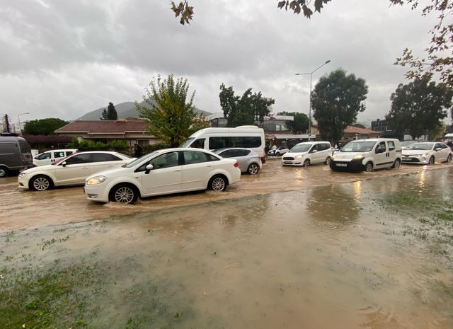İzmir'de sağanak yağış hayatı felç etti! İş yerlerini su bastı, araçlar yolda mahsur kaldı