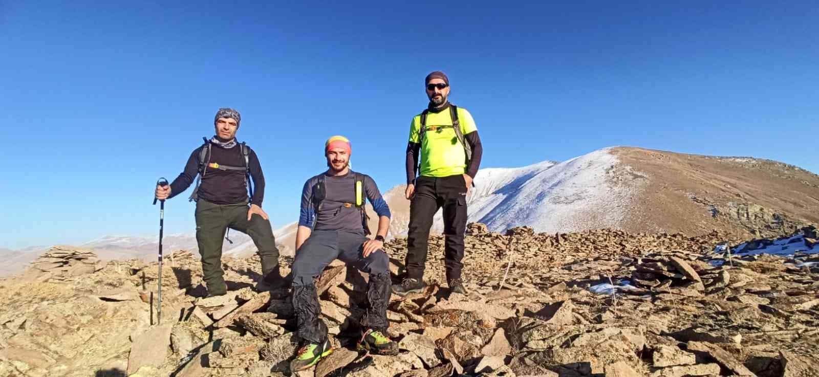 Türkiye’nin en soğuk ilçesindeki dağa kolsuz tişörtle çıktılar
