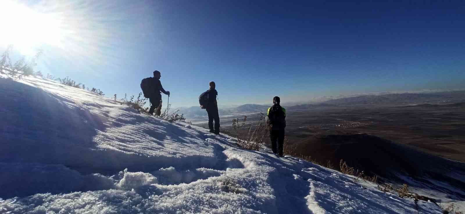 Türkiye’nin en soğuk ilçesindeki dağa kolsuz tişörtle çıktılar