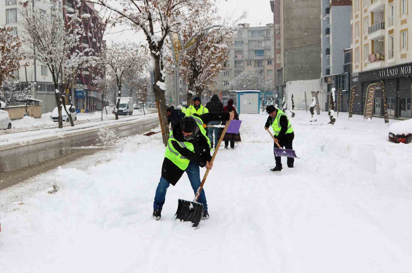 Van Büyükşehir Belediyesinden karla mücadele seferberliği