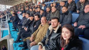 İş İnsanı Celal Şevgin Vanspor FK Başkanı Feyat Kıyak'a “Beraket Duası” Tablosu Taktim Ederek Başarılar Diledi.