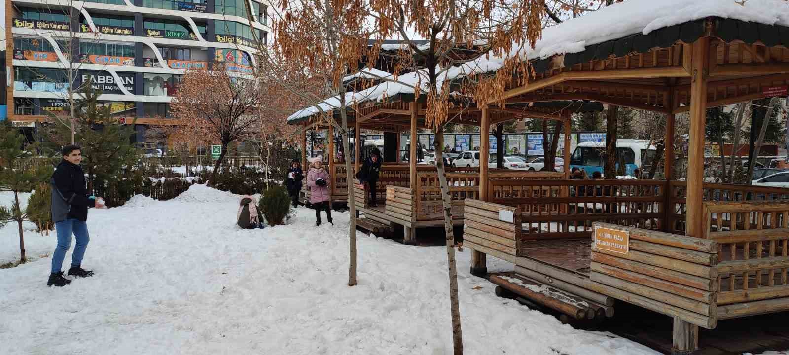 Kar yağışı şehir merkezinde eğlenceye dönüştü