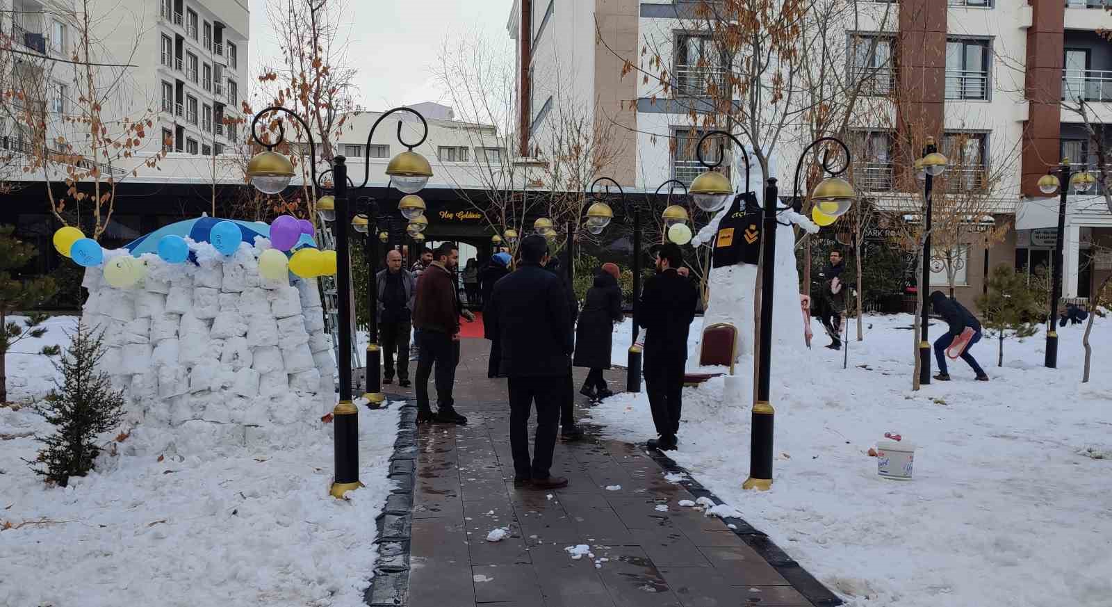 Kar yağışı şehir merkezinde eğlenceye dönüştü