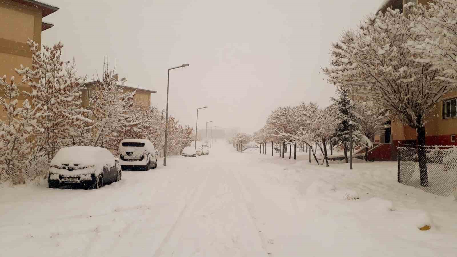 Van’da beklenen kar yağışı başladı, onlarca yerleşim yeri yolu kapandı
