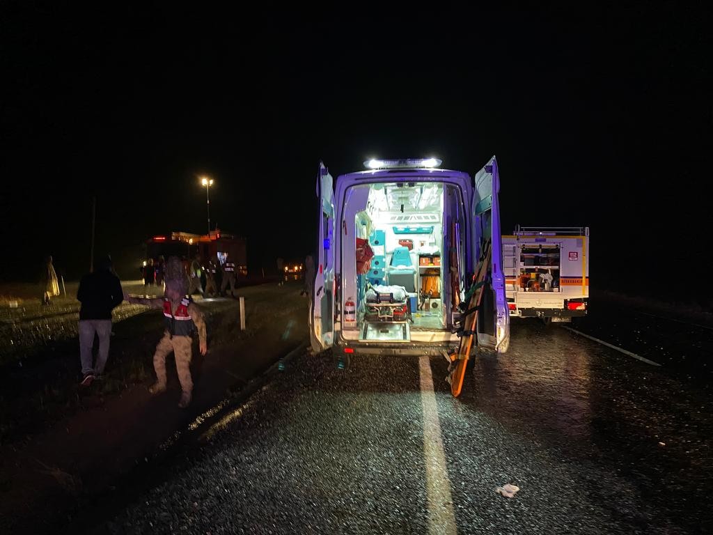 Diyarbakır’da yolcu otobüsü devrildi: 1’i bebek 5 ölü, 23 yaralı
