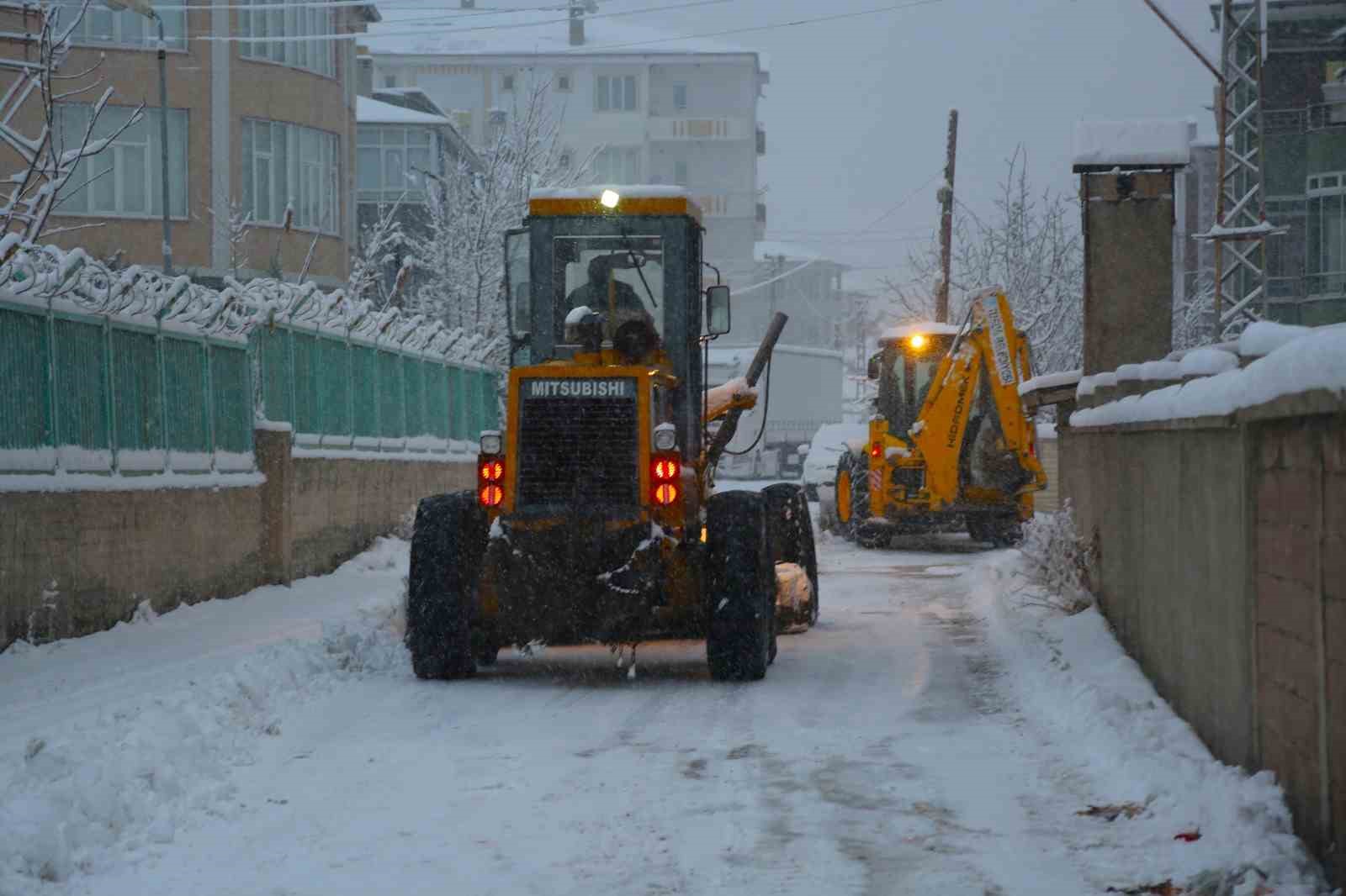 Tuşba Belediyesinden karla mücadele çalışması