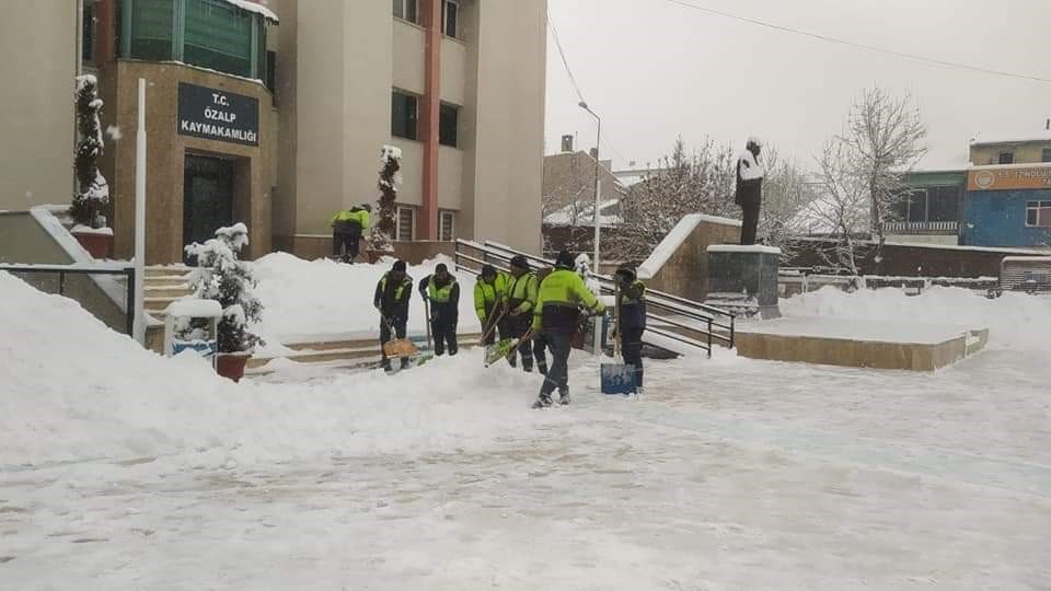 Özalp’ta kar yağdı, belediye ekiplerinin mesaisi de başladı