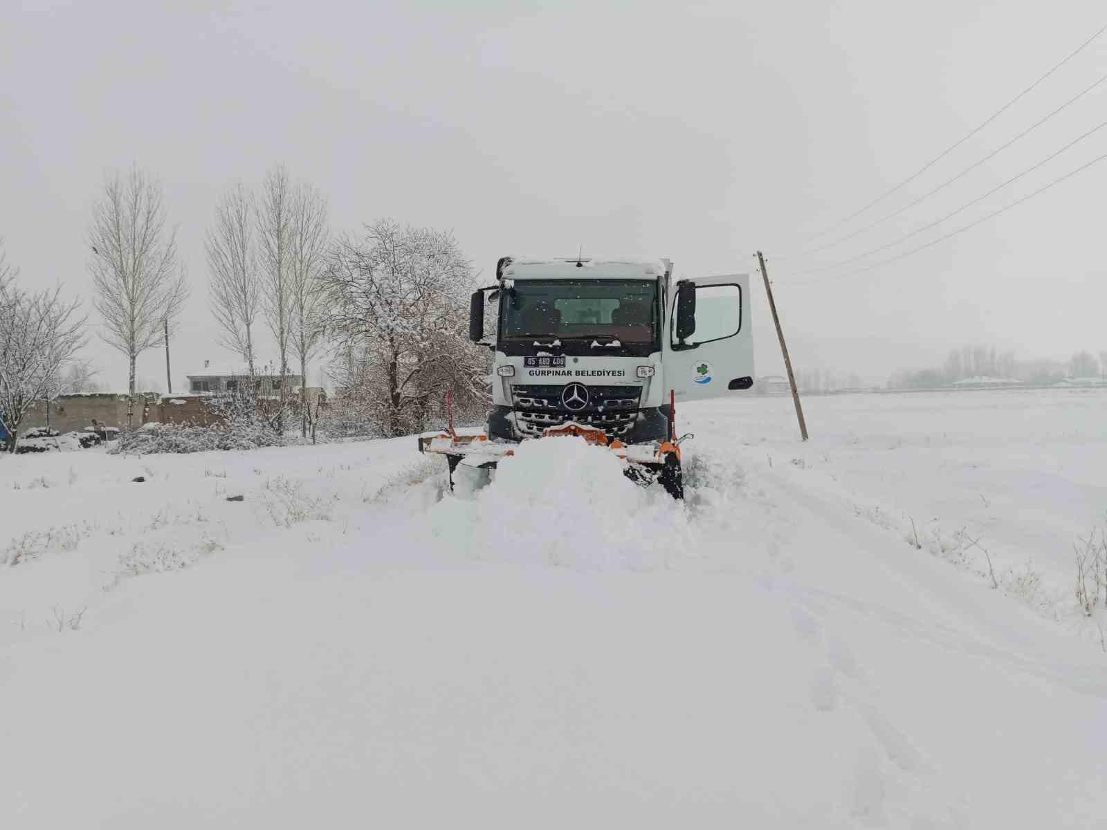 Gürpınar Belediyesi karla mücadele çalışmasını aralıksız sürdürüyor