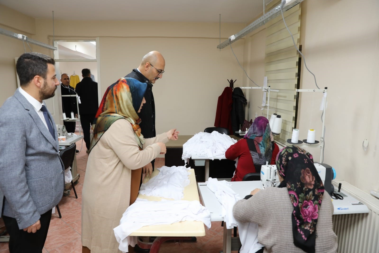 İpekyolu Belediyesinden depremzedeler için kışlık giysi desteği