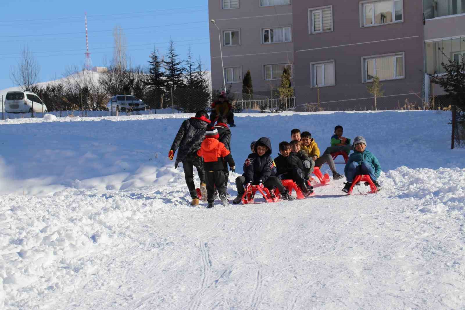 Vanlı çocukların kayak keyfi