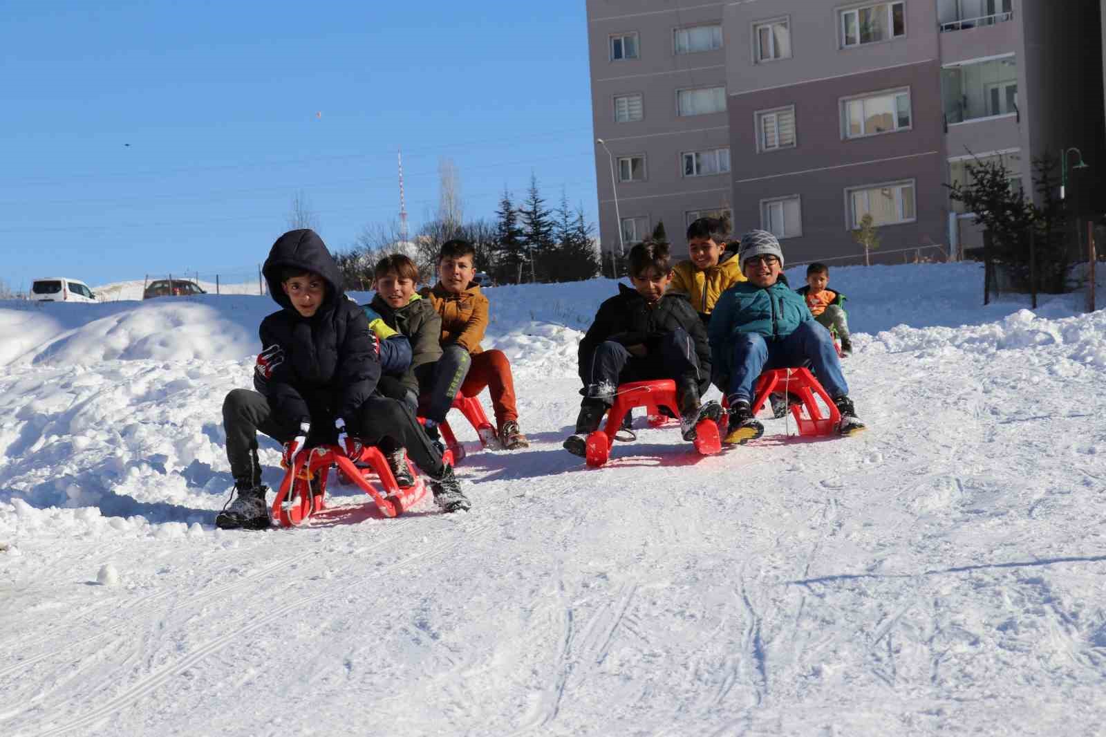 Vanlı çocukların kayak keyfi