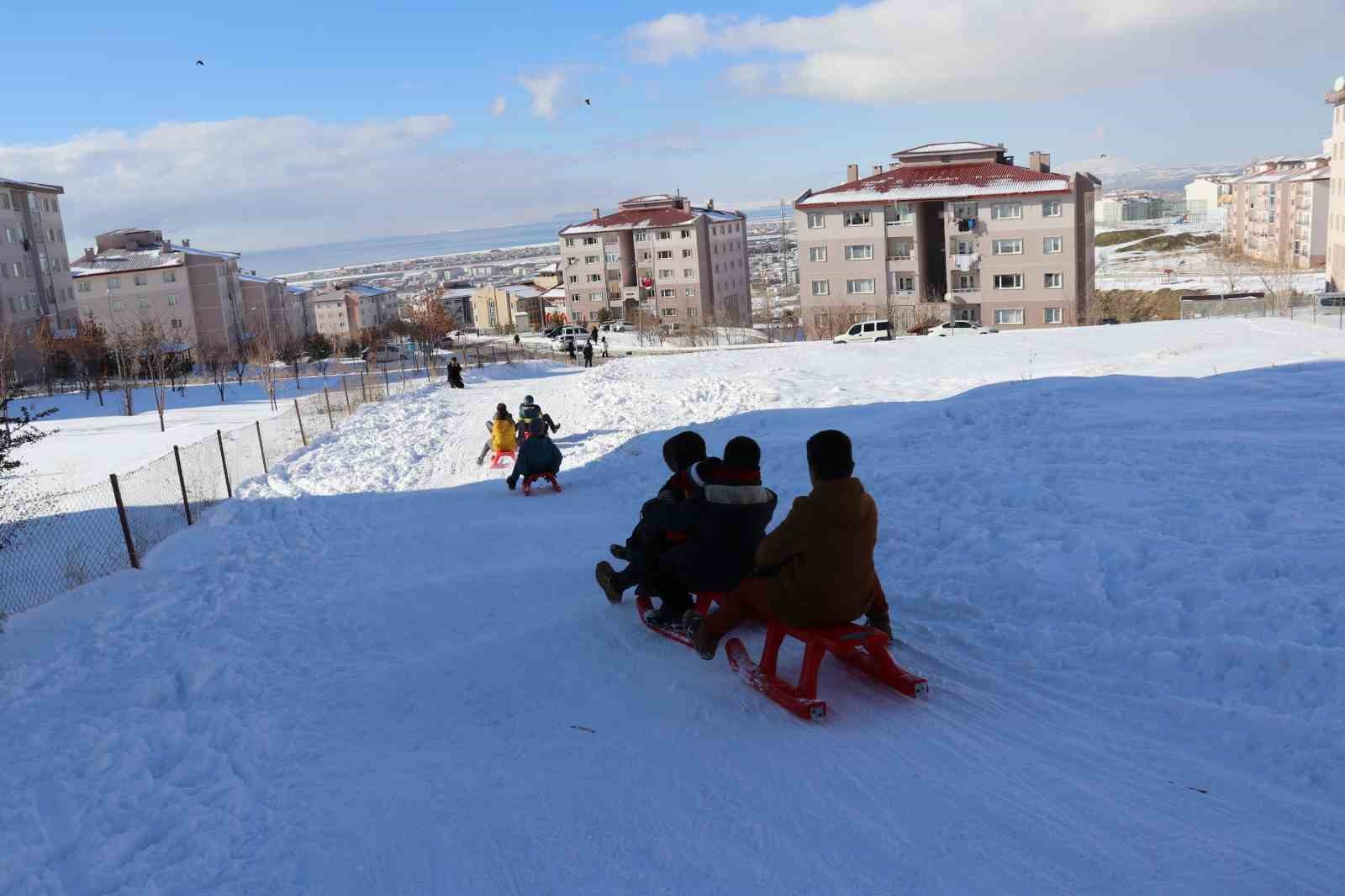 Vanlı çocukların kayak keyfi