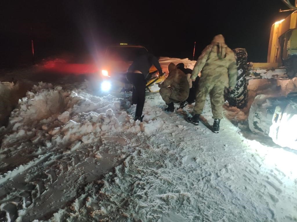 Muradiye’de yolda mahsur kalanların imdadına karla mücadele ekipleri yetişti