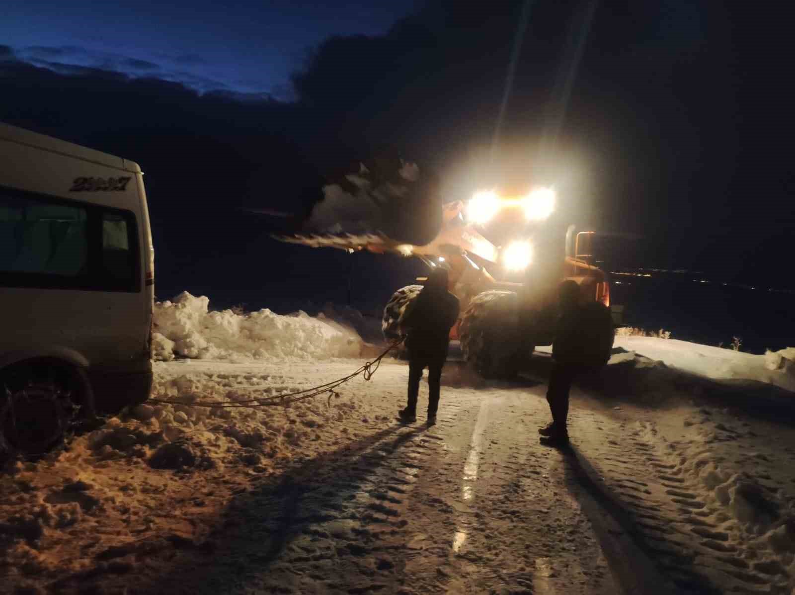 Muradiye’de yolda mahsur kalanların imdadına karla mücadele ekipleri yetişti