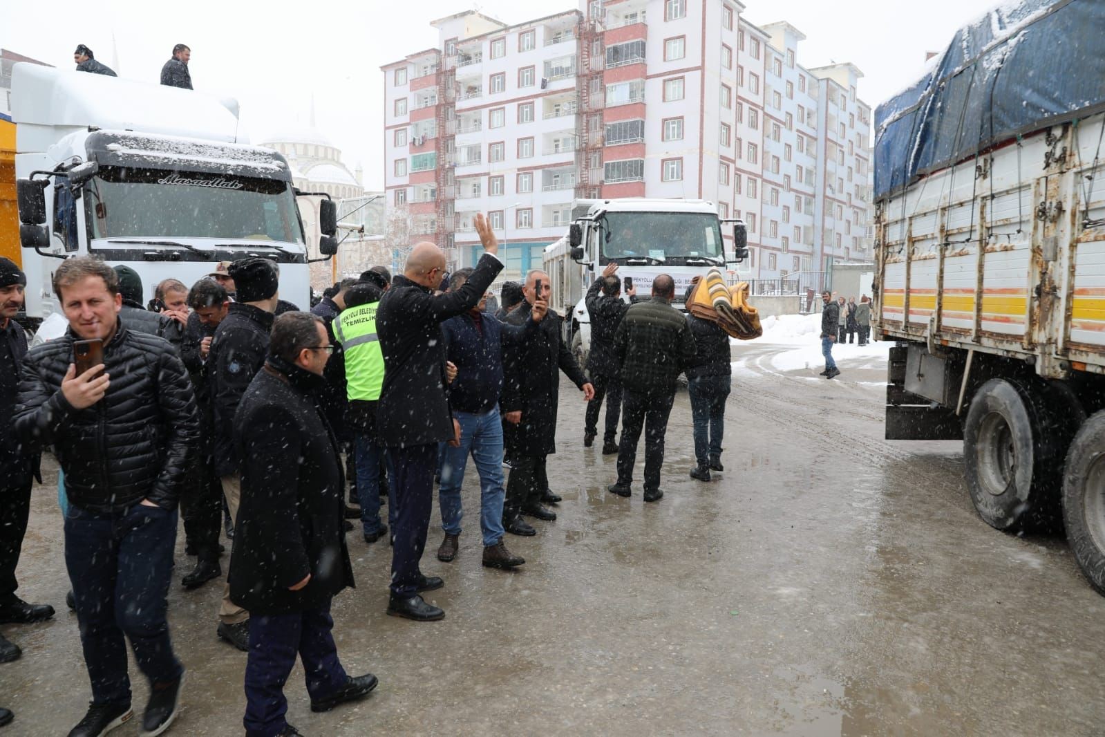 Başkan Vekili Aydın: “Şimdiye kadar 45 tırımızın sevkini sağladık”