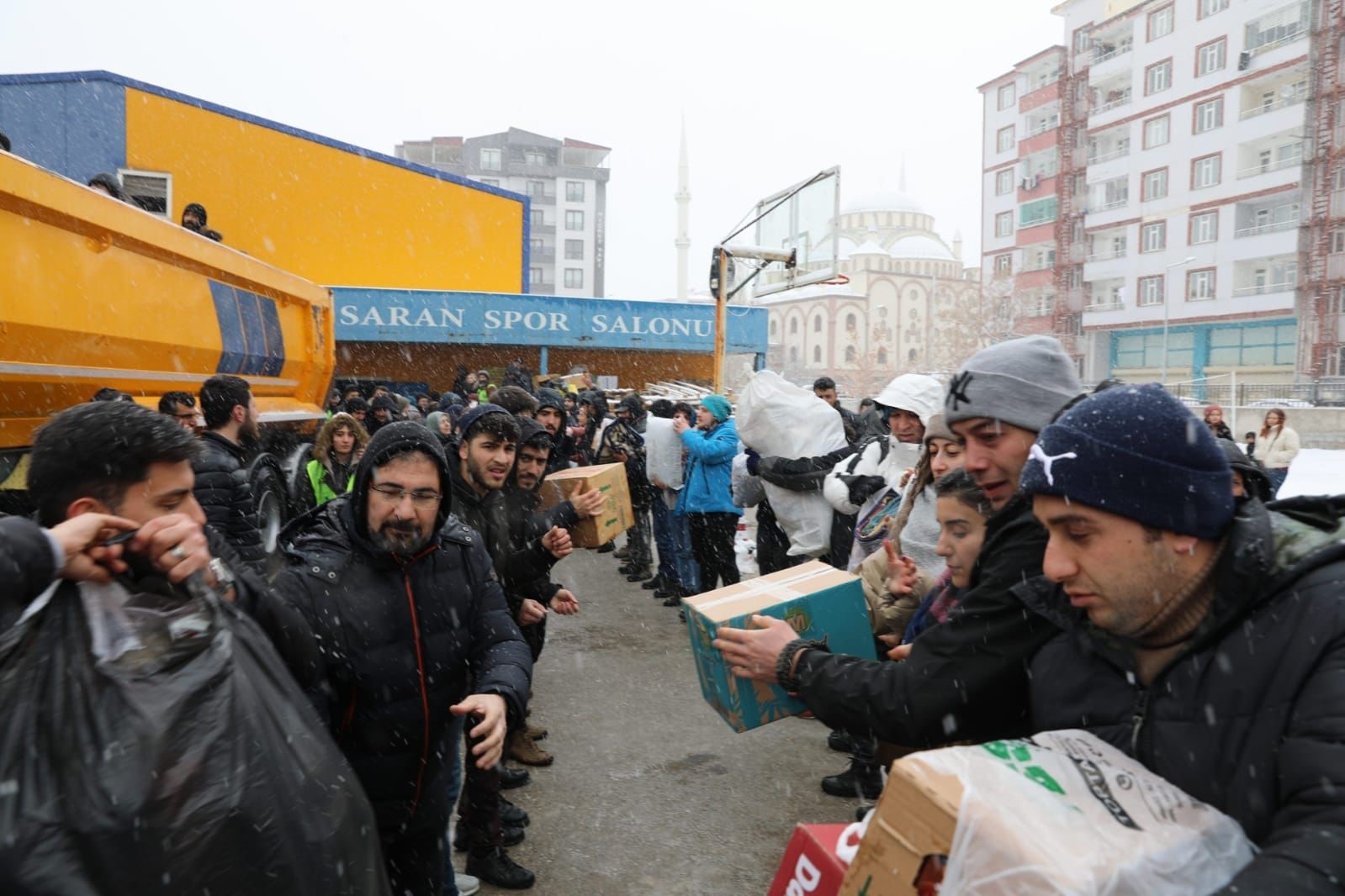 Başkan Vekili Aydın: “Şimdiye kadar 45 tırımızın sevkini sağladık”