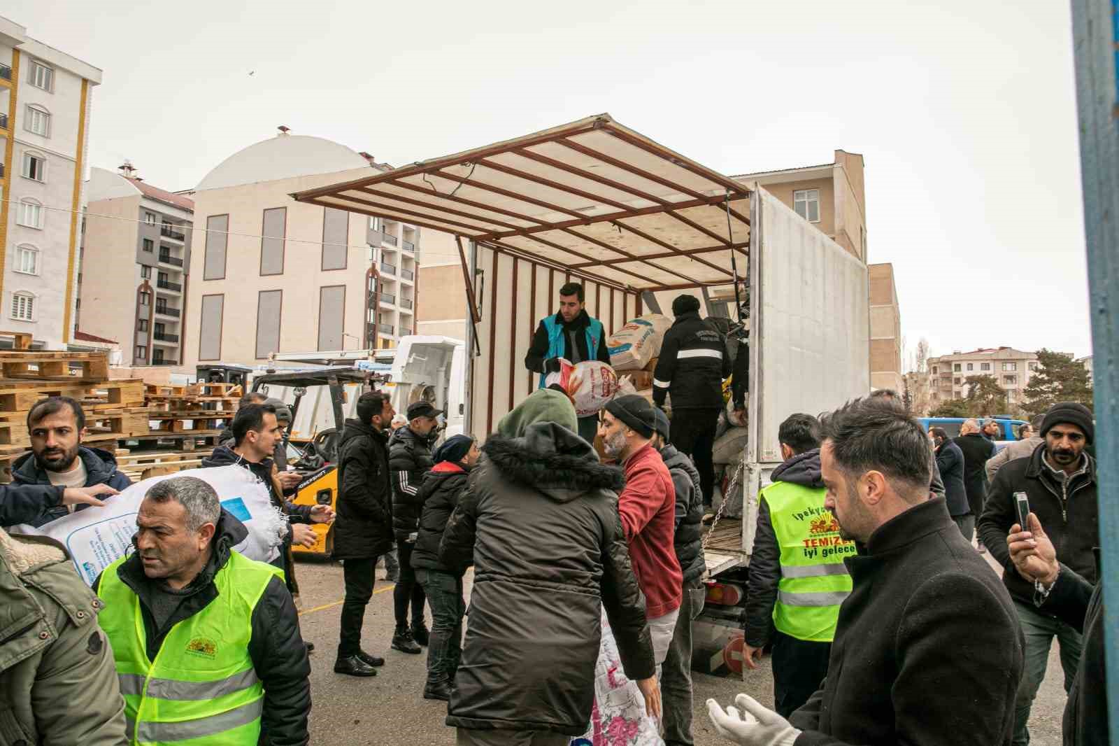 Van’dan Malatya’ya iş makinesi ve temel ihtiyaç malzemesi sevkiyatı