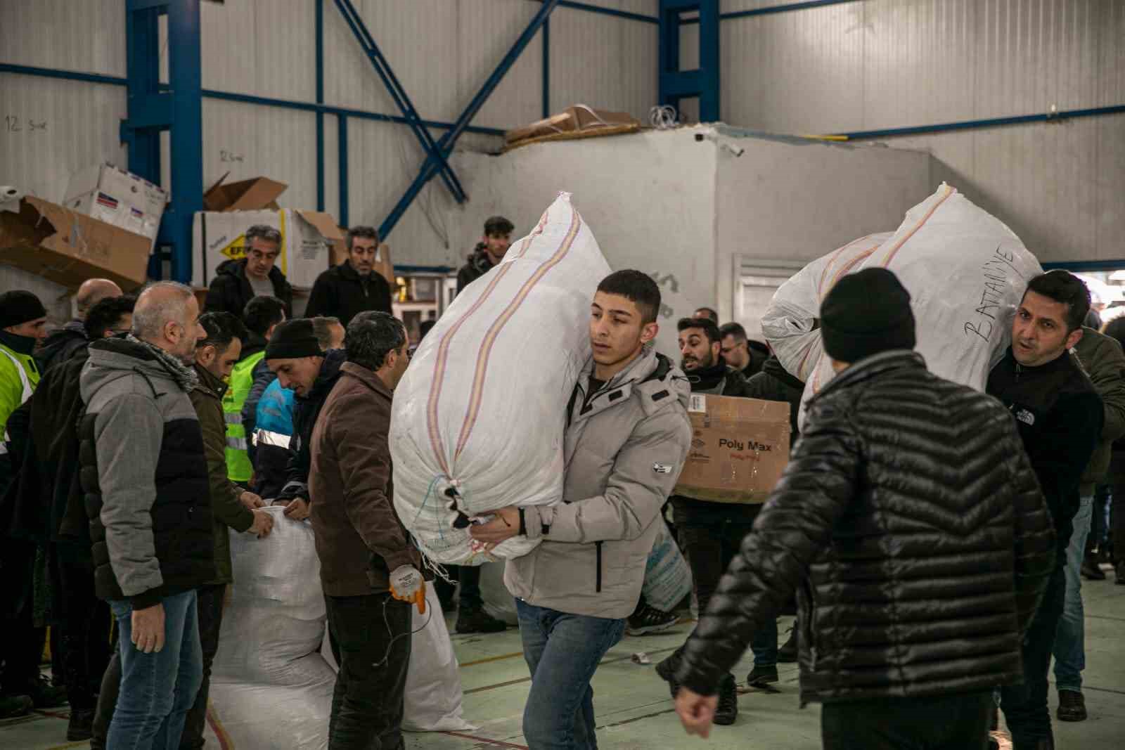 Van’dan Malatya’ya iş makinesi ve temel ihtiyaç malzemesi sevkiyatı