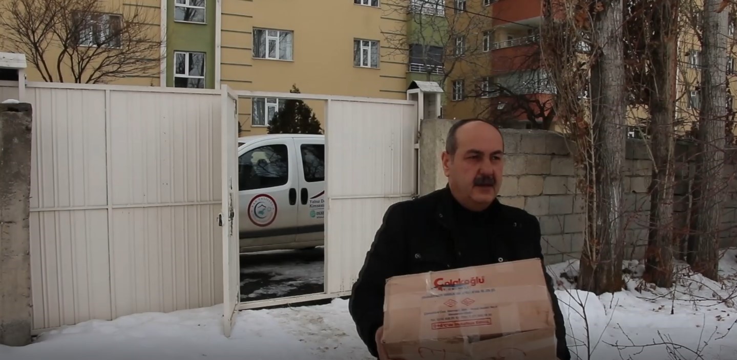 Erciş’e gelen depremzedelere Erciş Belediyesi’nden yardım eli