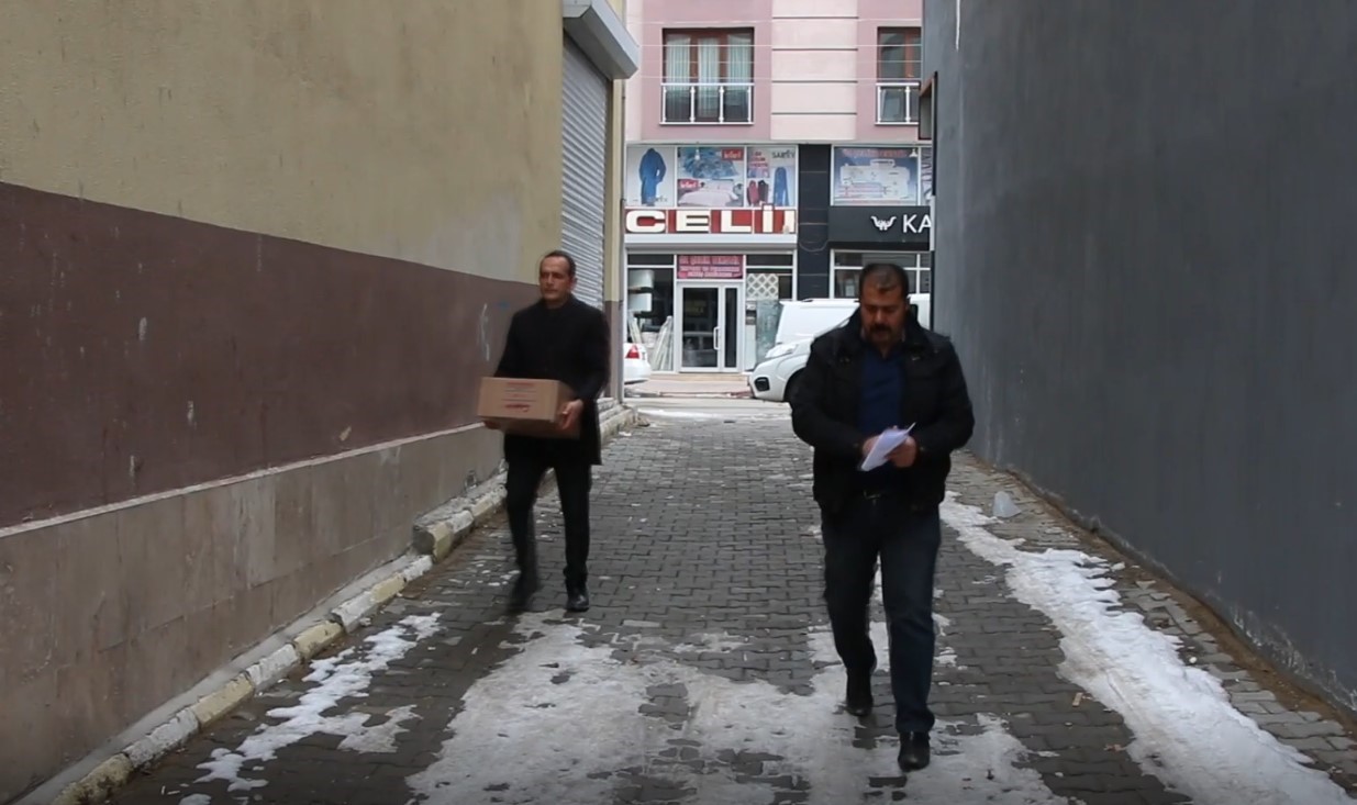 Erciş’e gelen depremzedelere Erciş Belediyesi’nden yardım eli