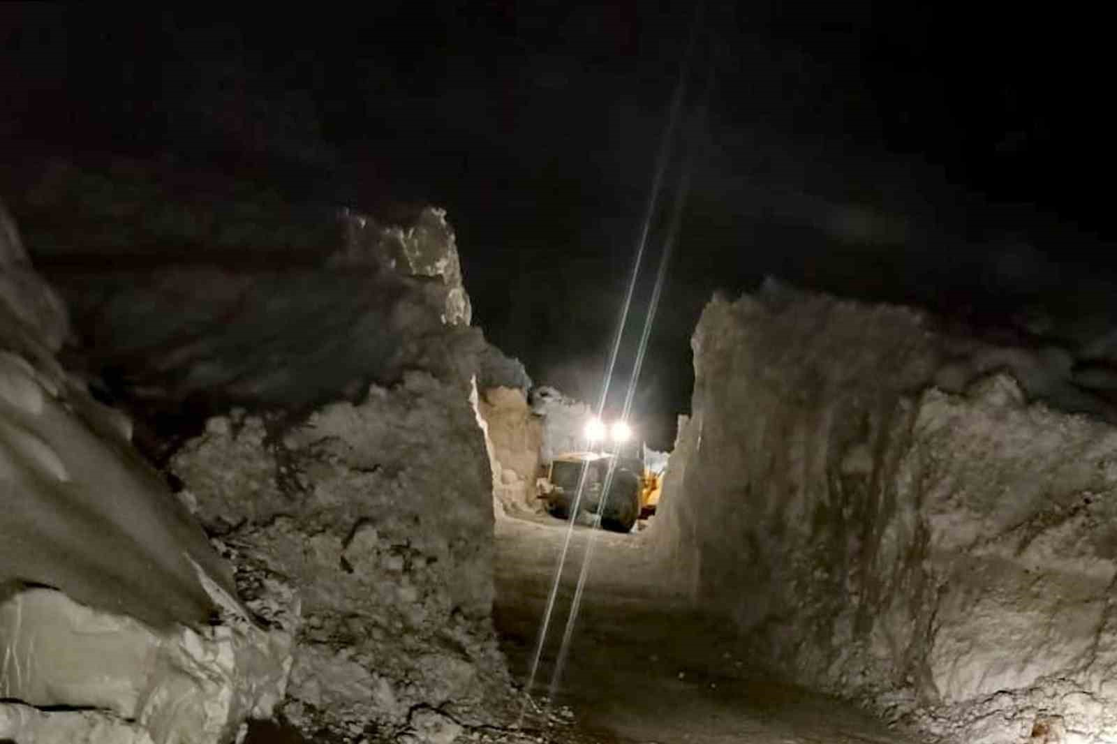 Çatak’ta çığ düştü: 9 yerleşim yerinin yolu kapandı