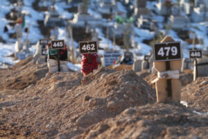 Deprem mezarlığında yürek yakan manzaralar