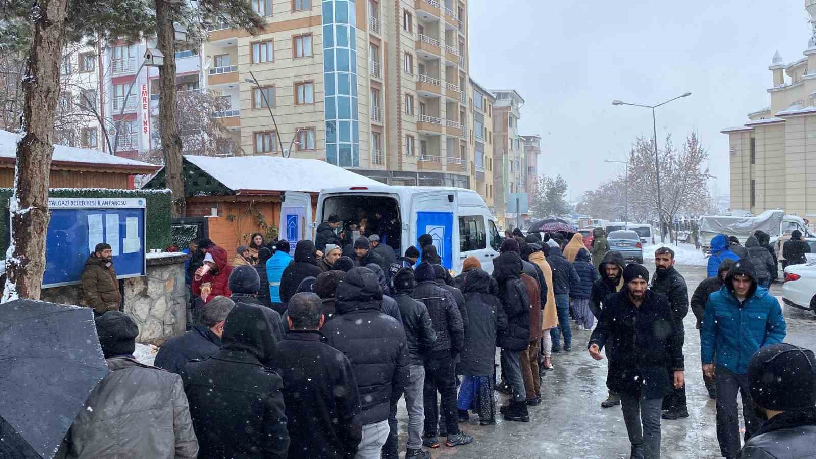 Tuşba Belediyesinden depremzedelere sıcak çorba ikramı